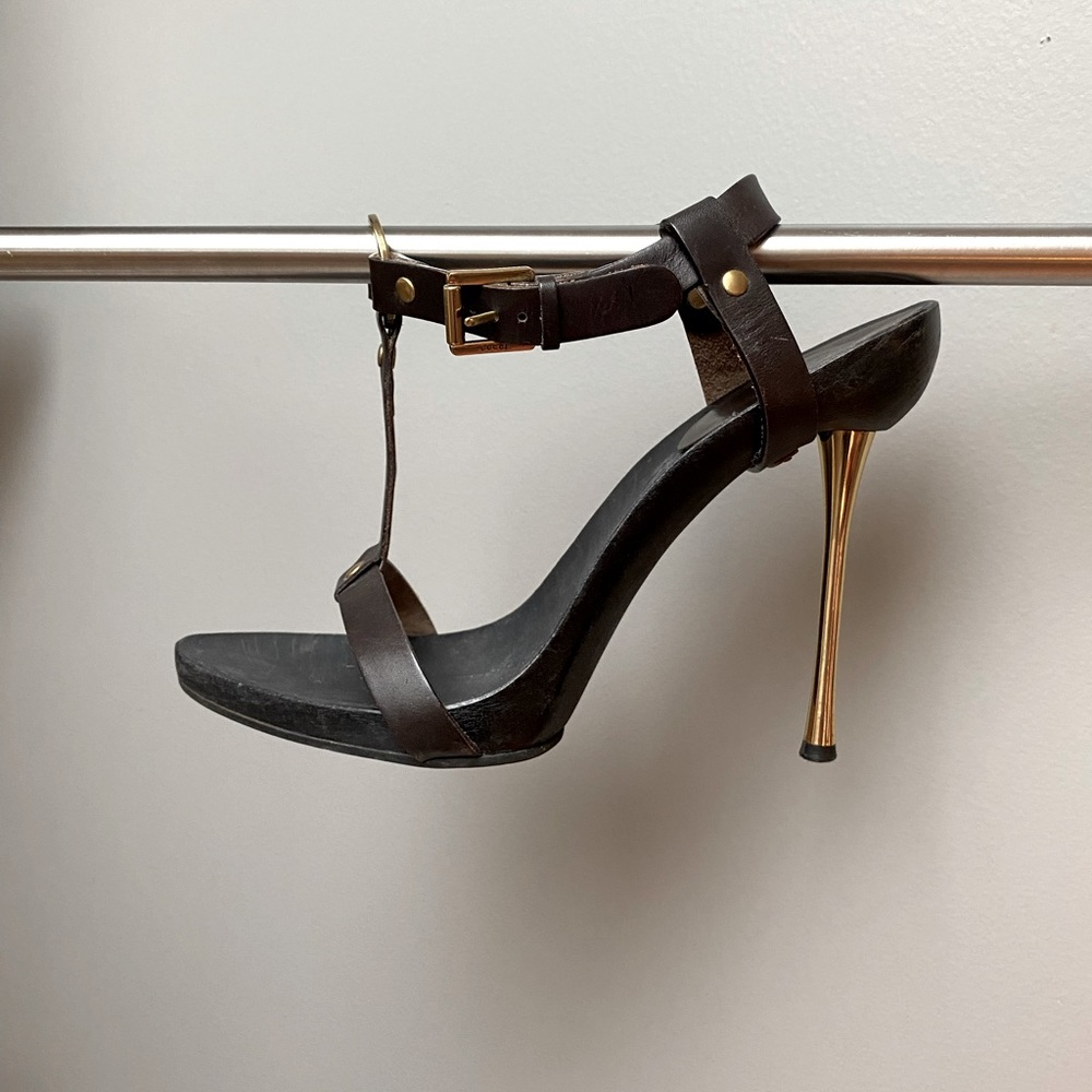 VINTAGE GUCCI! Dark brown bridle strap leather. Golden hardware & heels.